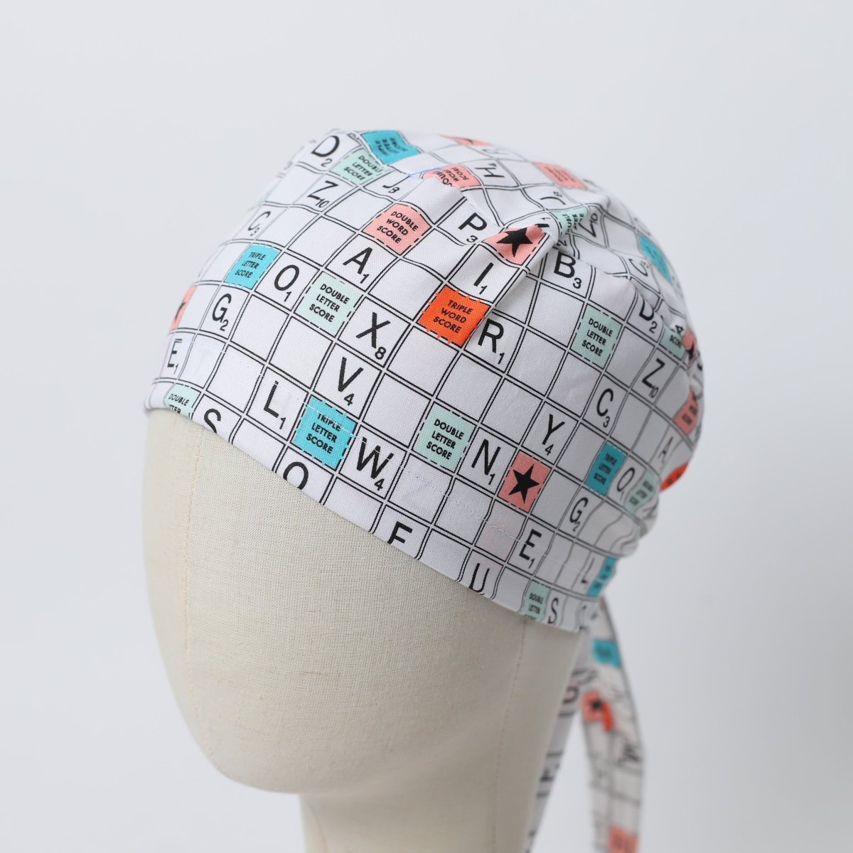 Gorro quirúrgico con tablero de Scrabble