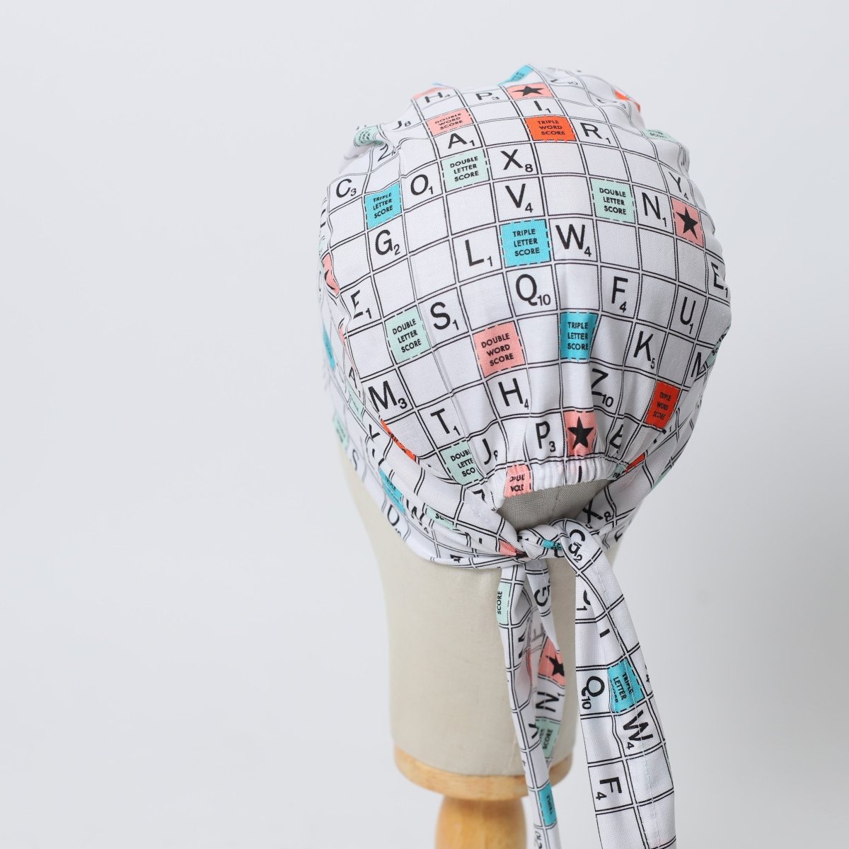 Gorro quirúrgico con tablero de Scrabble