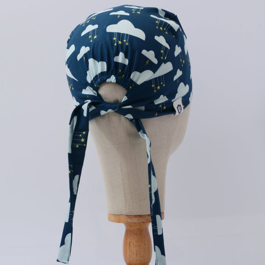 Gorro quirúrgico con nubes y estrellas