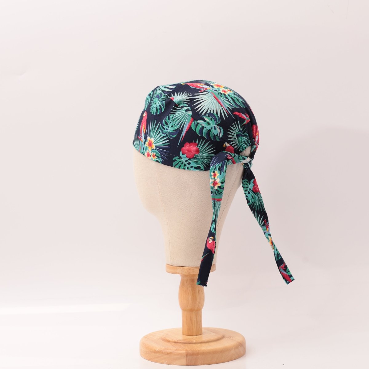 Camisa hawaiana con gorro de quirófano con palmeras y pájaros