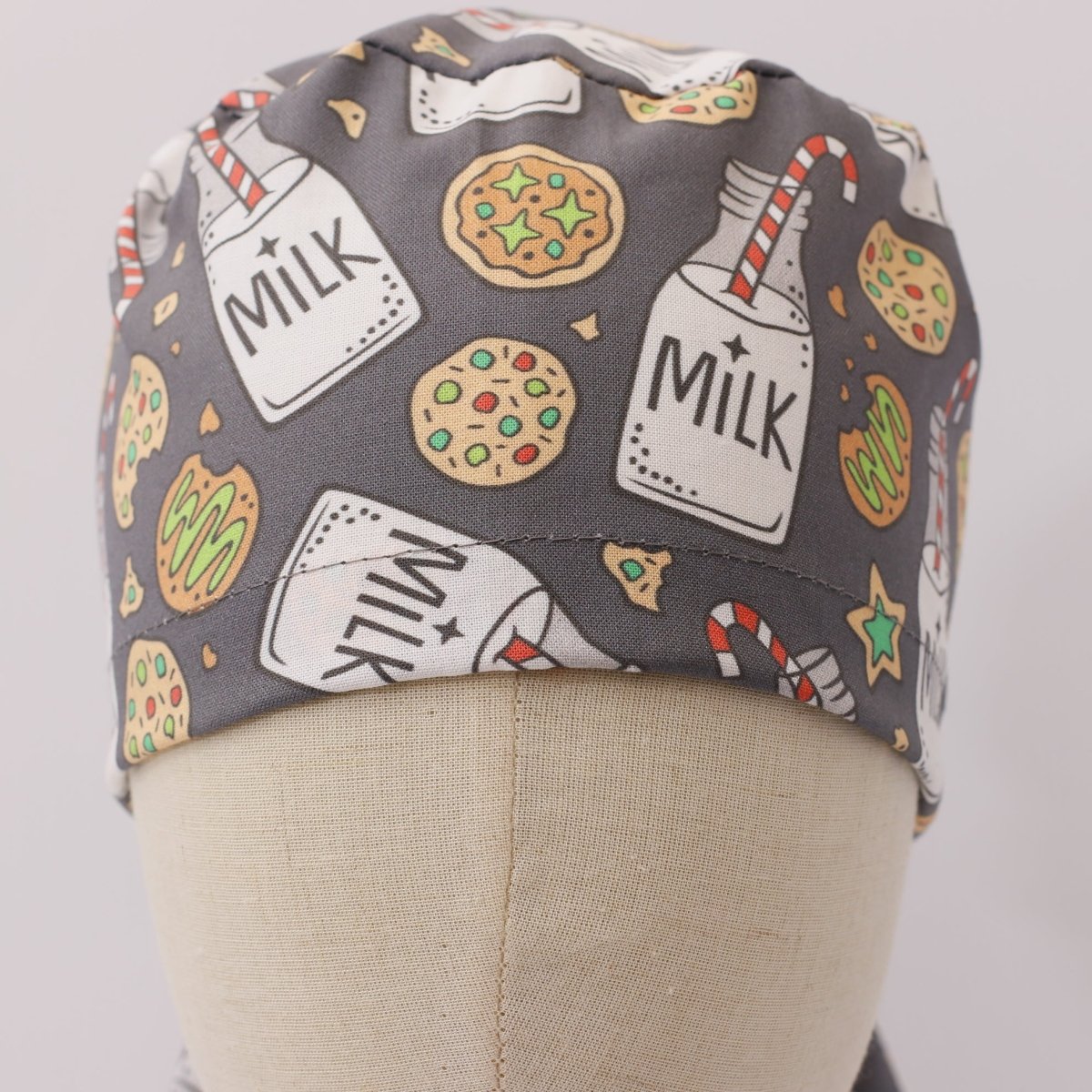 Gorro quirúrgico gris con motivo navideño de leche y galletas