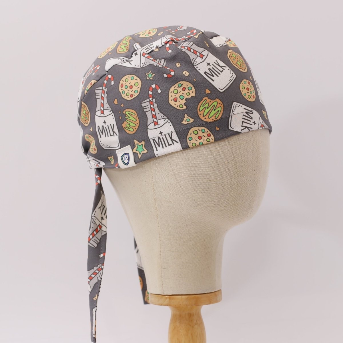 Gorro quirúrgico gris con motivo navideño de leche y galletas