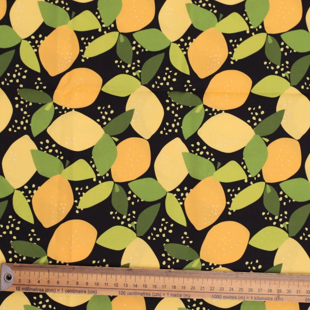 Gorro quirúrgico con diseño de nubes y estrellas abstractas