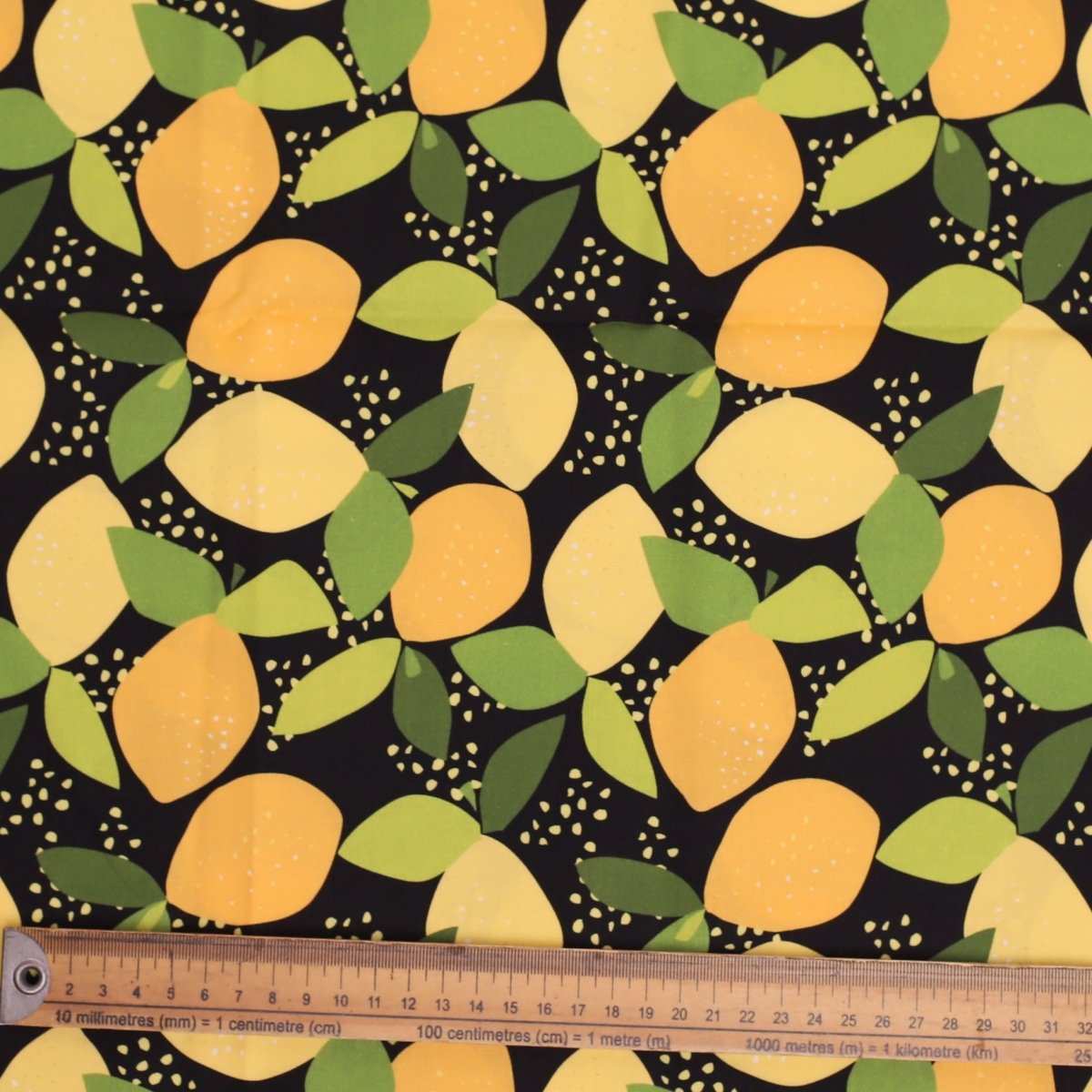 Gorro quirúrgico con diseño de nubes y estrellas abstractas