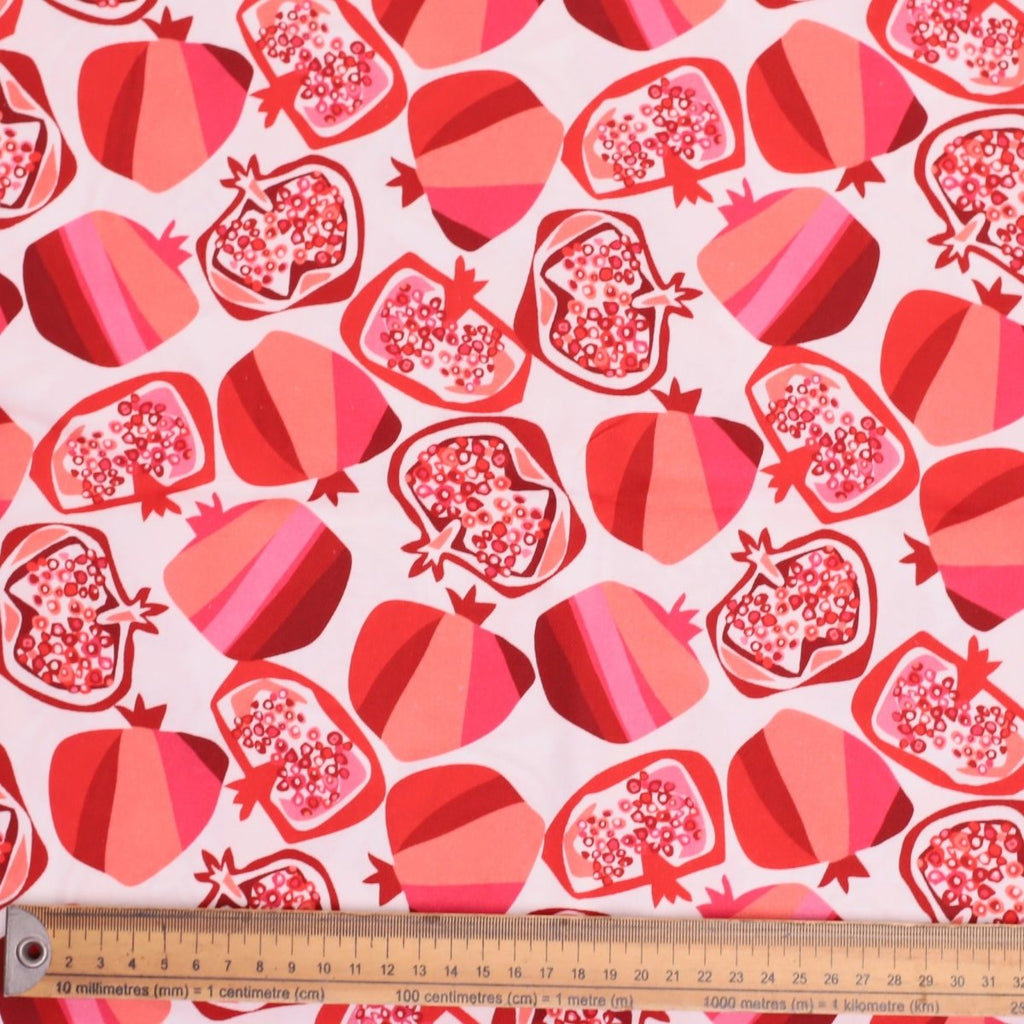 Gorro quirúrgico con diseño de nubes y estrellas abstractas