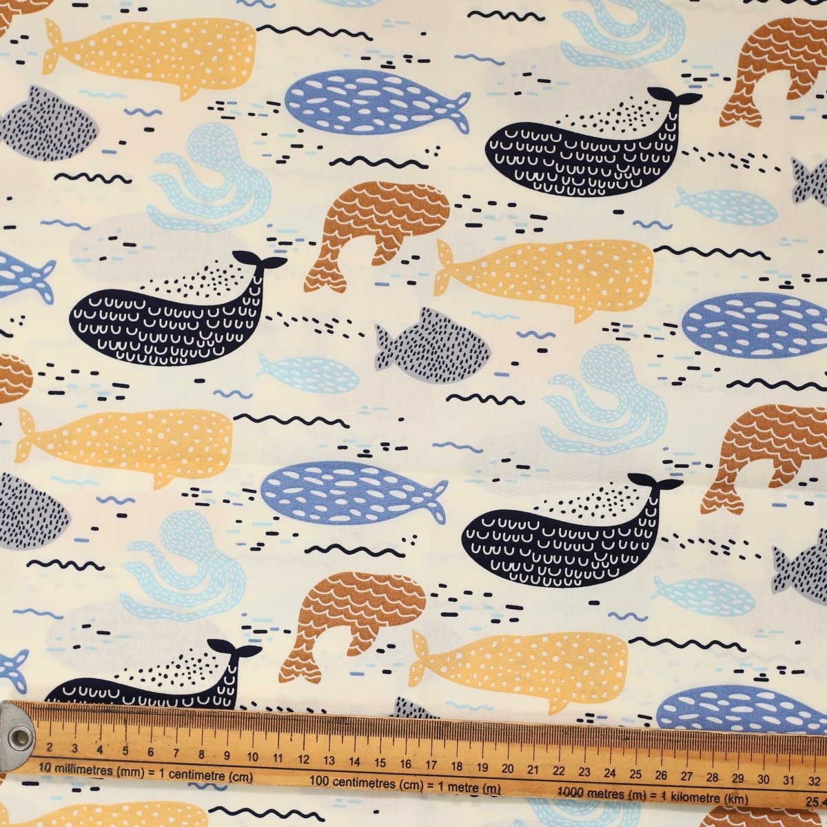 Faros y barcos náuticos en gorras de quirófano de la Marina