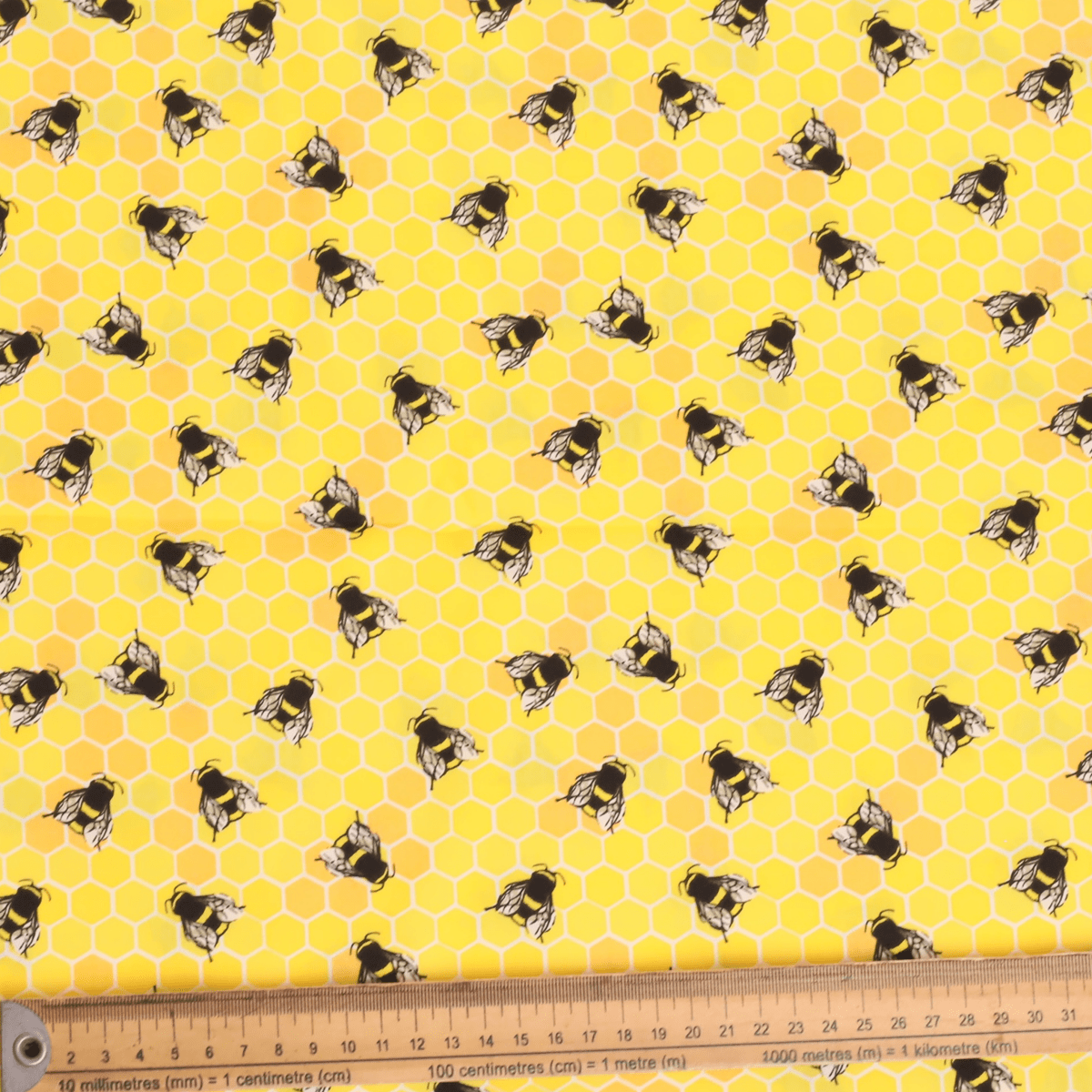 Gorro quirúrgico con tarros de miel de abejas