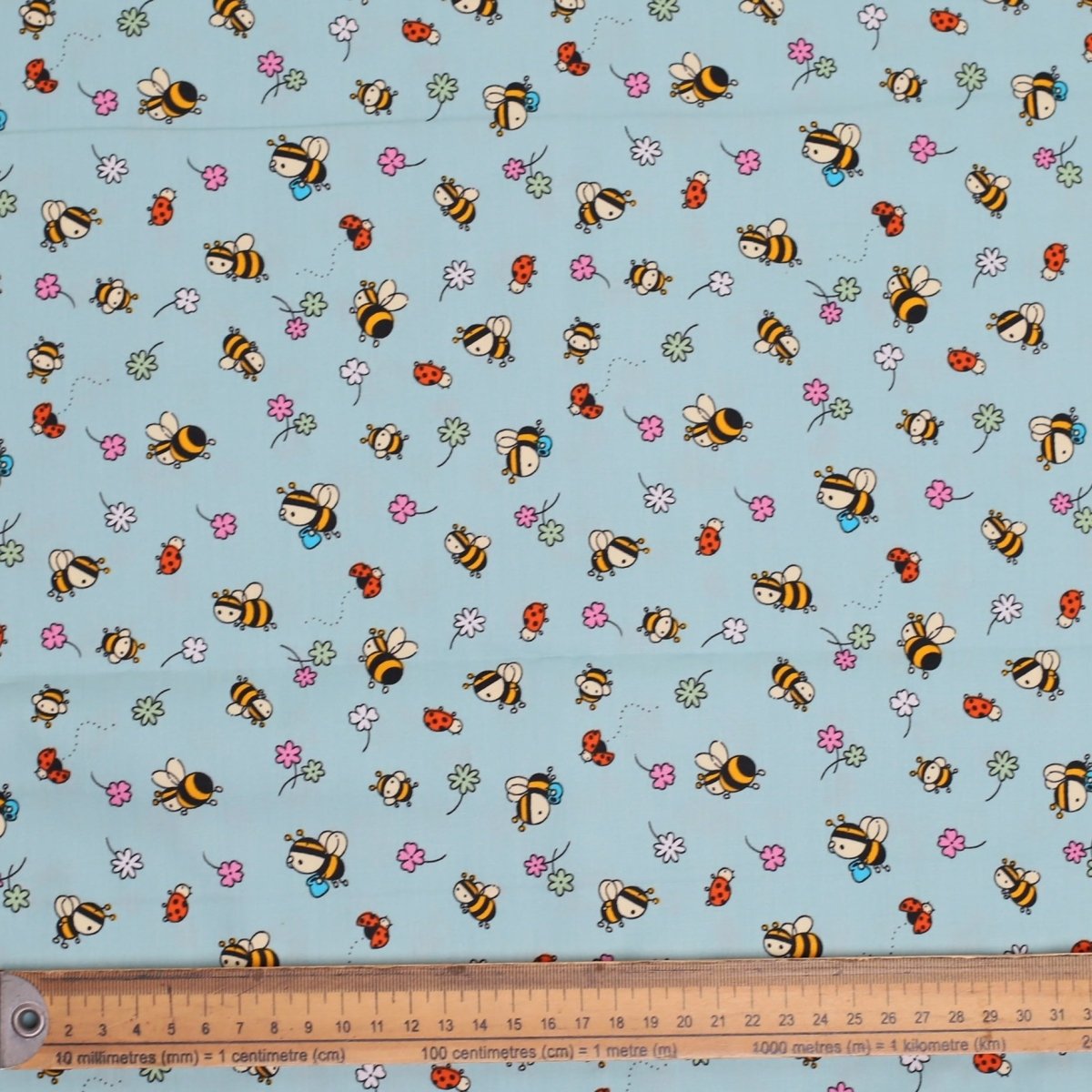 Gorro quirúrgico con tarros de miel de abejas