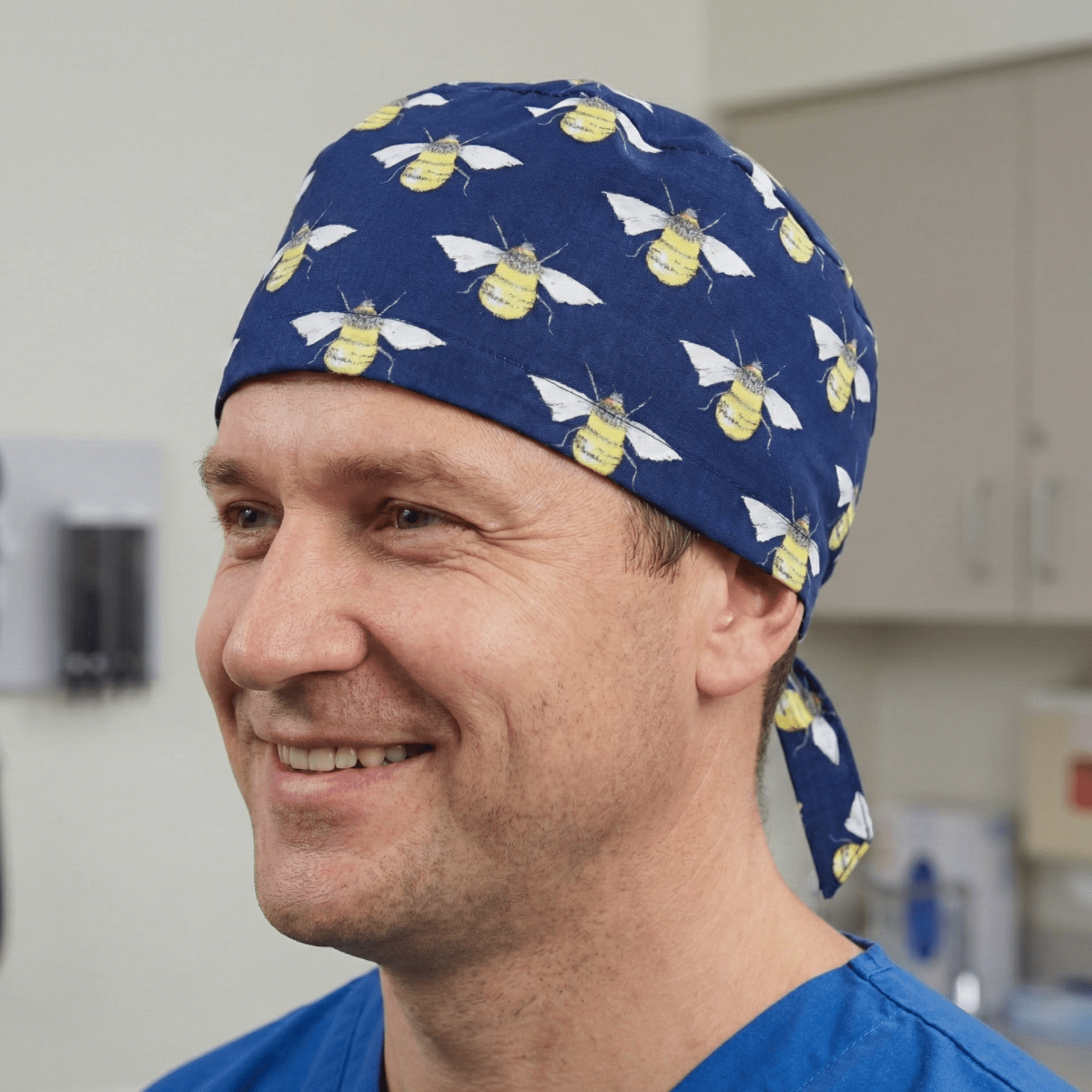 Gorro quirúrgico con tarros de miel de abejas