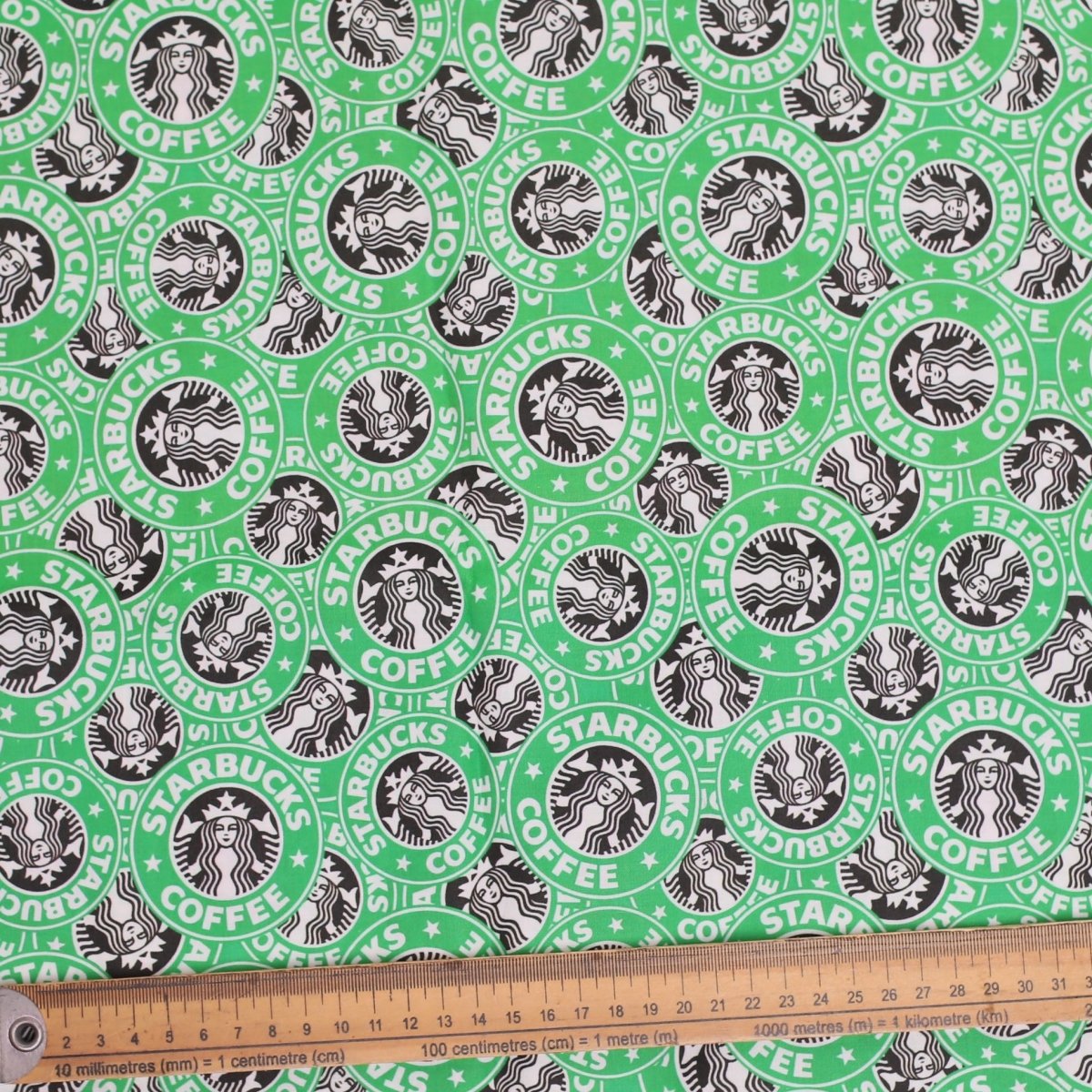 Gorro quirúrgico con corazones verdes de Starbucks