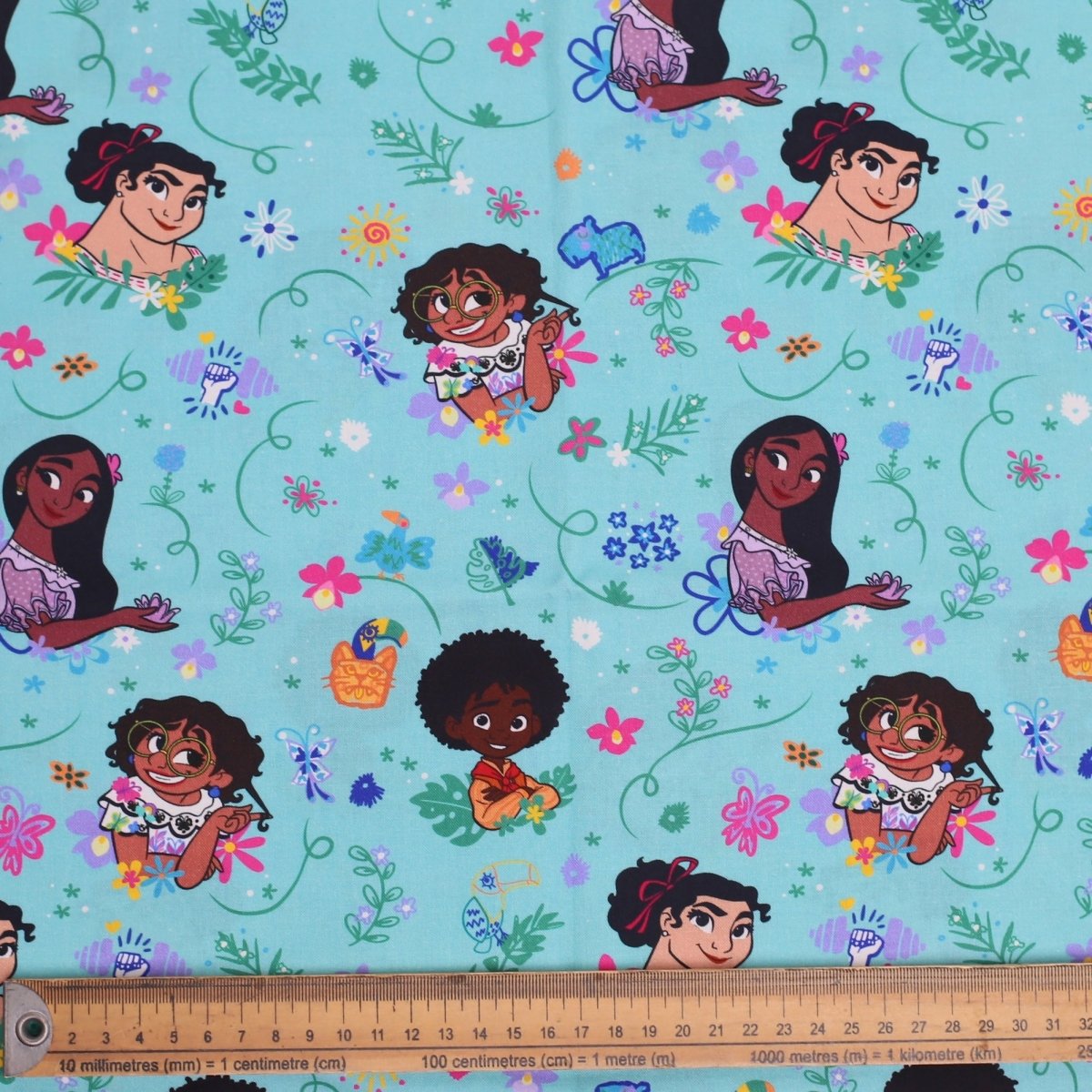 Gorro quirúrgico de princesa Disney Blancanieves sobre fondo rosa