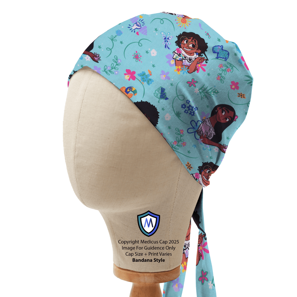 Gorro quirúrgico de princesa Disney Blancanieves sobre fondo rosa