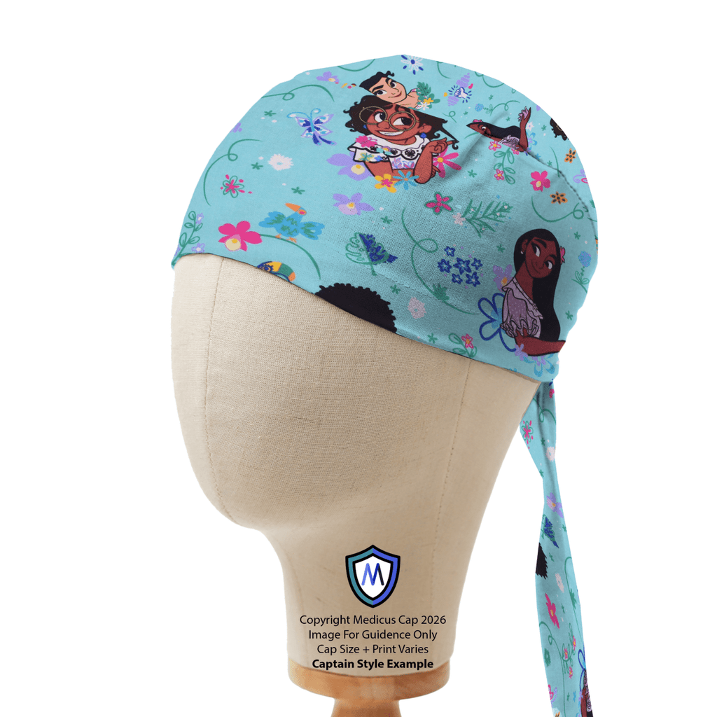 Gorro quirúrgico de princesa Disney Blancanieves sobre fondo rosa