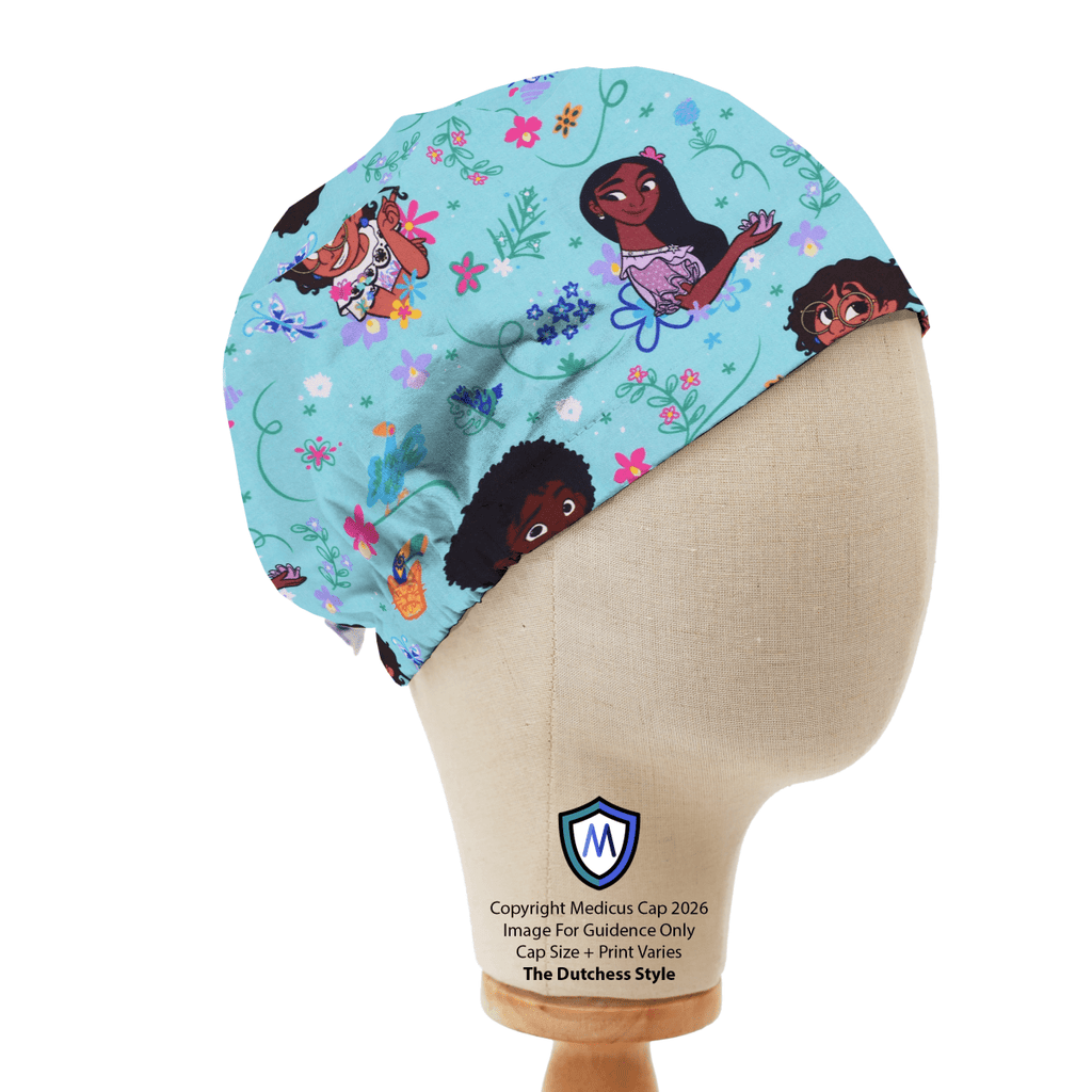 Gorro quirúrgico de princesa Disney Blancanieves sobre fondo rosa