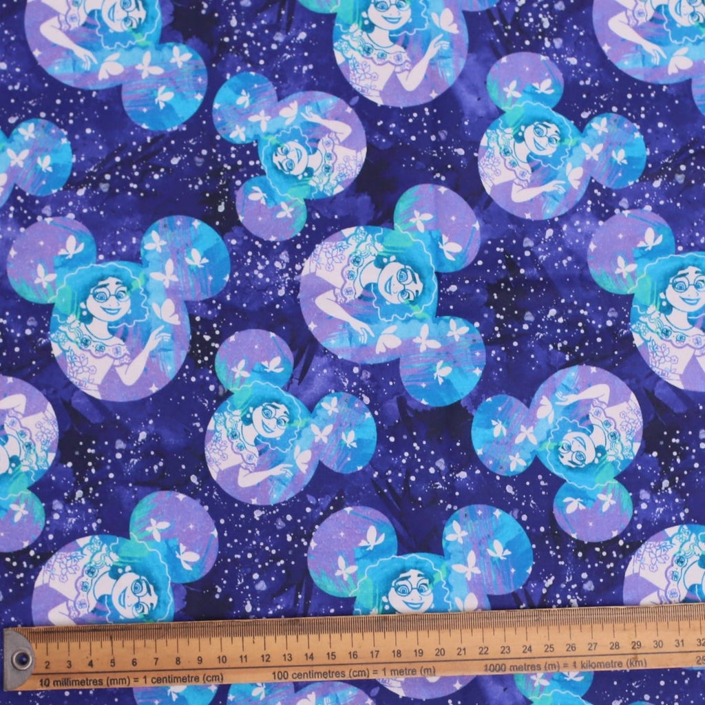 Gorro quirúrgico de princesa Disney Blancanieves sobre fondo rosa