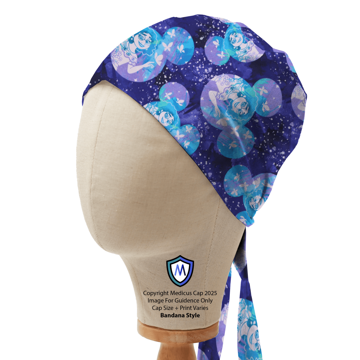 Gorro quirúrgico de princesa Disney Blancanieves sobre fondo rosa