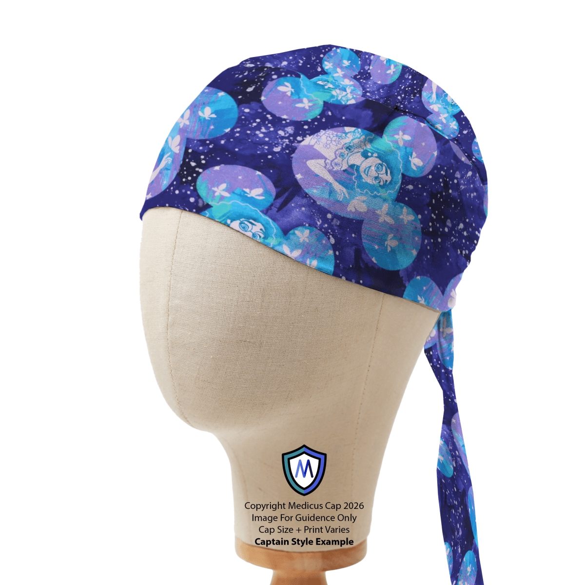 Gorro quirúrgico de princesa Disney Blancanieves sobre fondo rosa