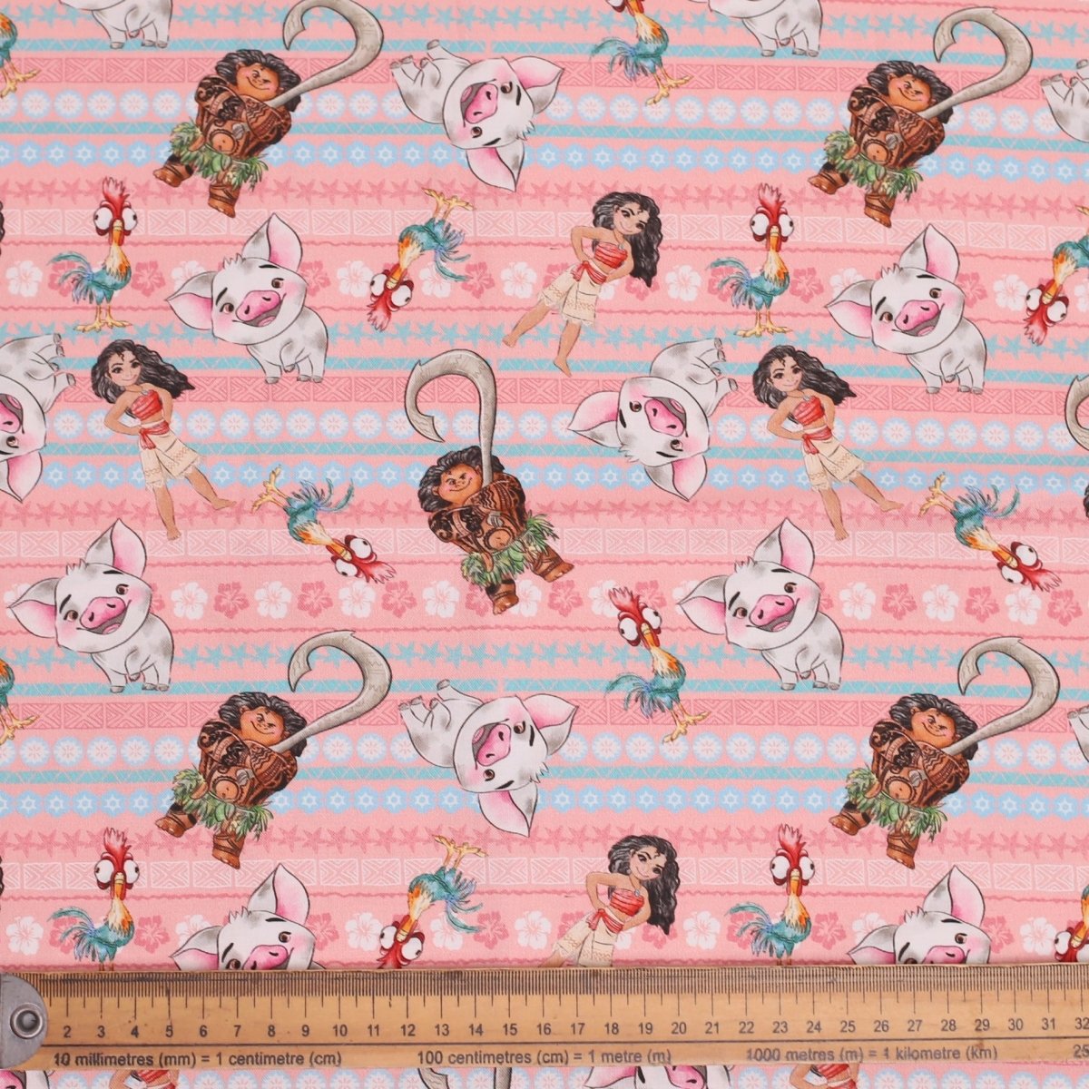 Gorro quirúrgico de princesa Disney Blancanieves sobre fondo rosa