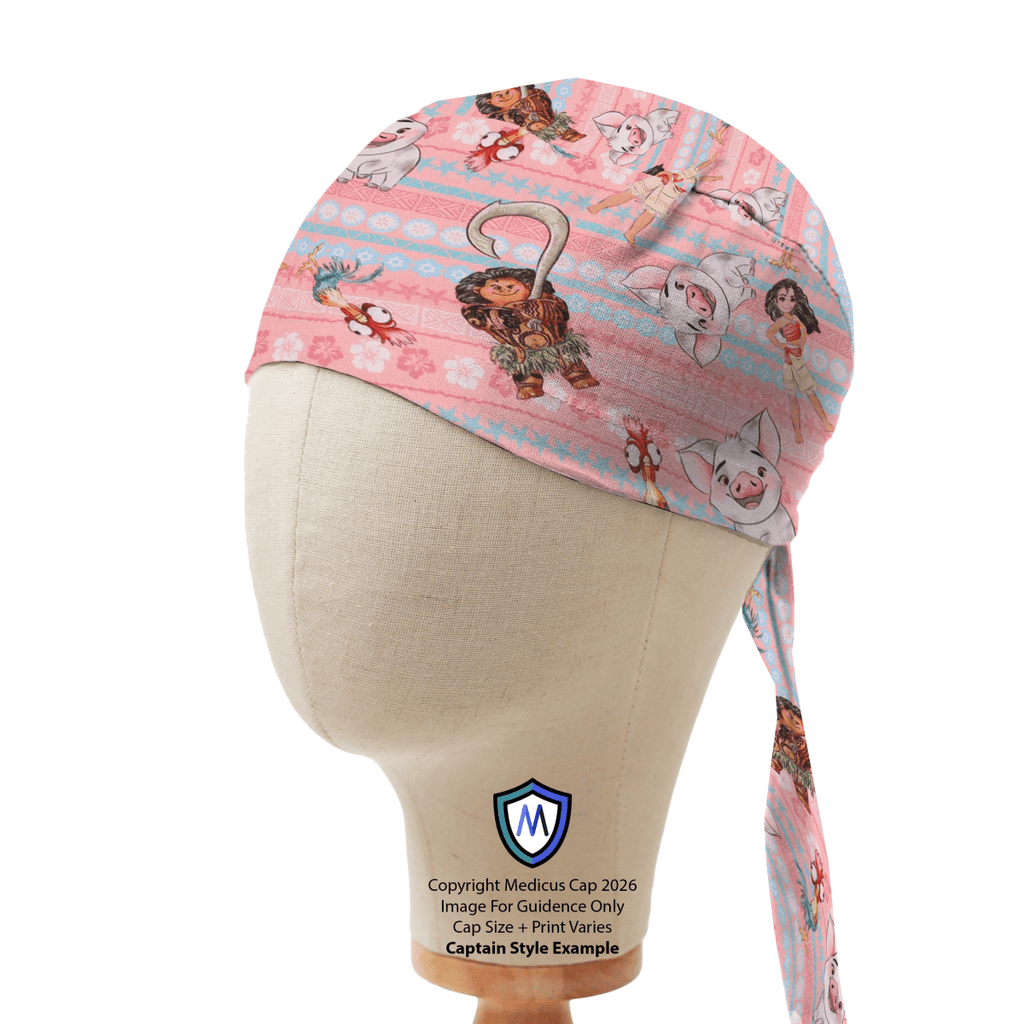 Gorro quirúrgico de princesa Disney Blancanieves sobre fondo rosa