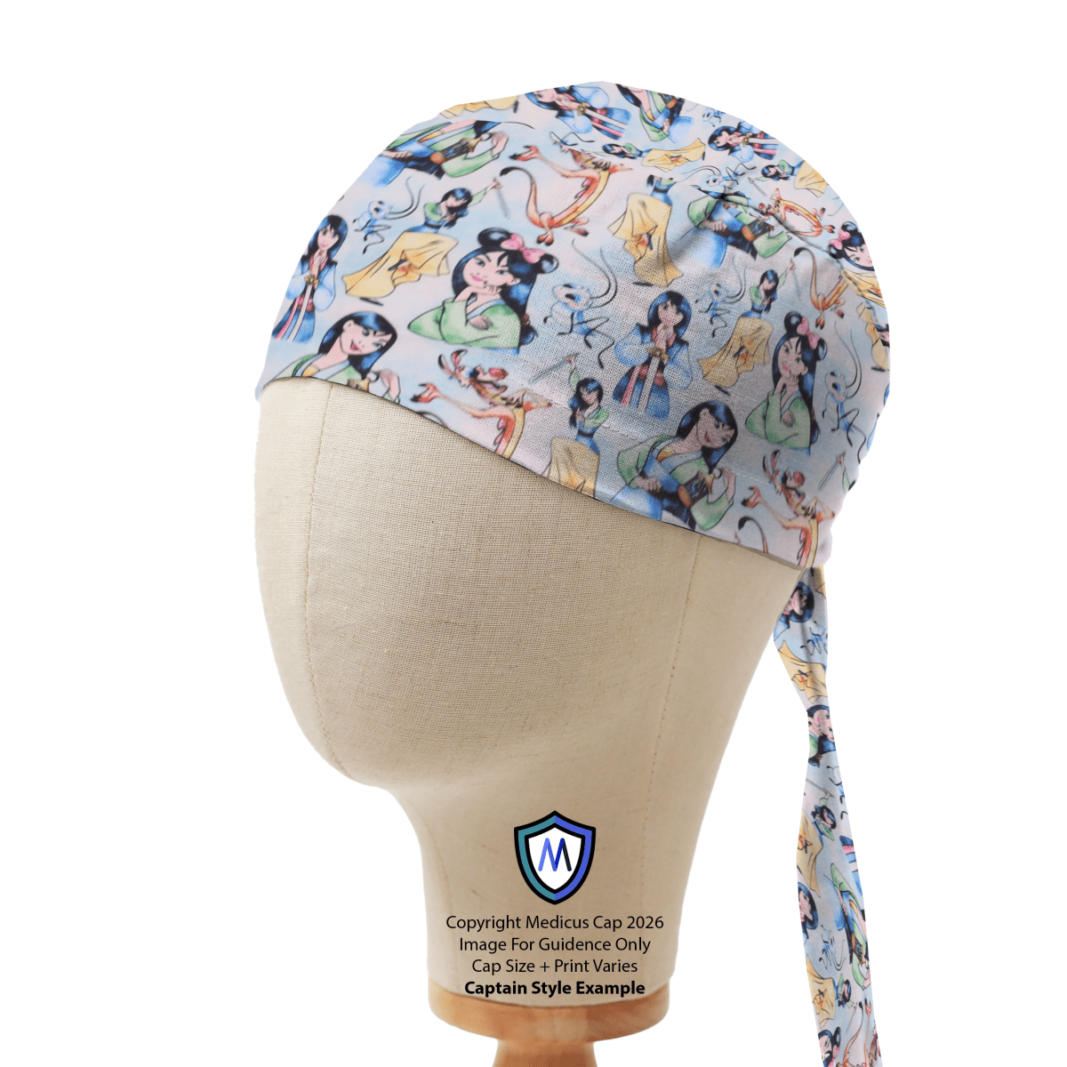 Gorro quirúrgico de princesa Disney Blancanieves sobre fondo rosa