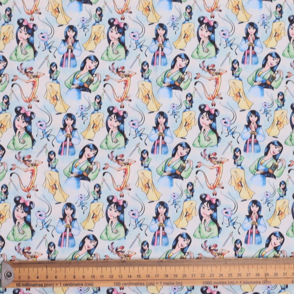 Gorro quirúrgico de princesa Disney Blancanieves sobre fondo rosa