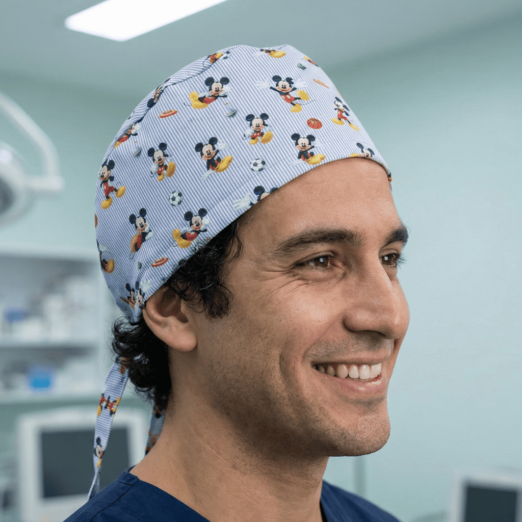 Gorro quirúrgico con diseño de Mickey y el frisbee de fútbol de Disney