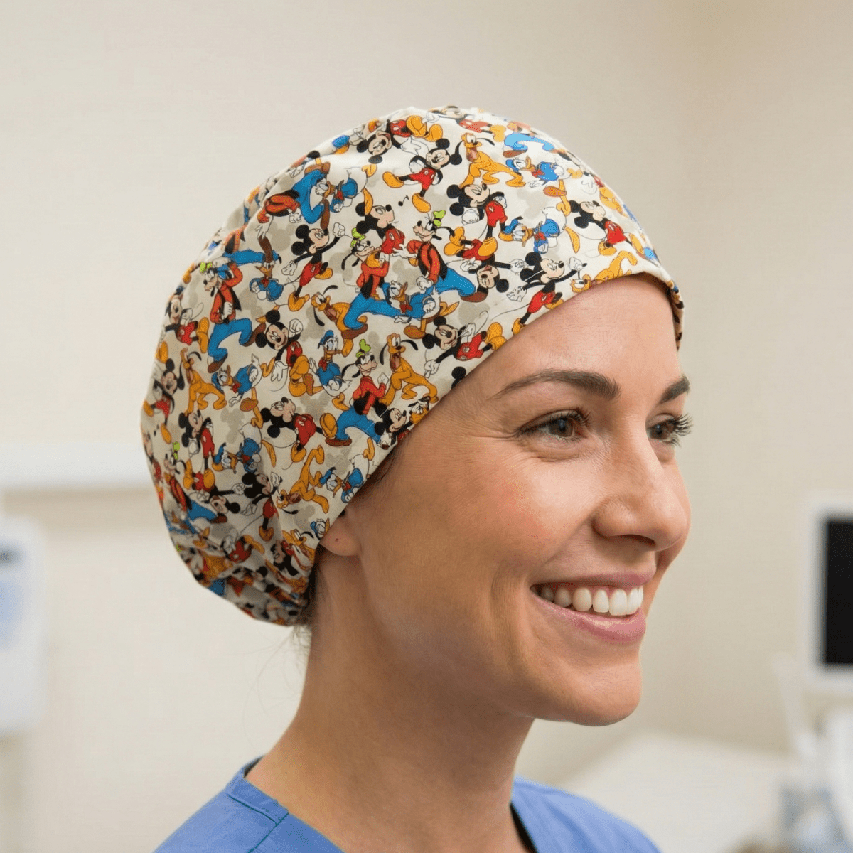 Gorro quirúrgico beige con diseño retro de Mickey Pluto y Goofy de Disney