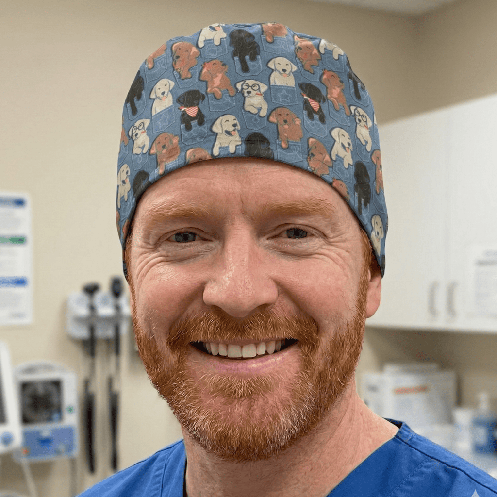 Gorro quirúrgico con perros en los bolsillos de los vaqueros