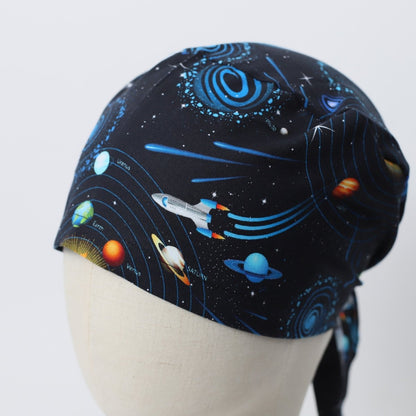 Gorro quirúrgico con naves espaciales, planetas y cohetes
