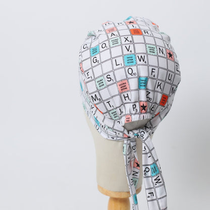 Gorro quirúrgico con tablero de Scrabble