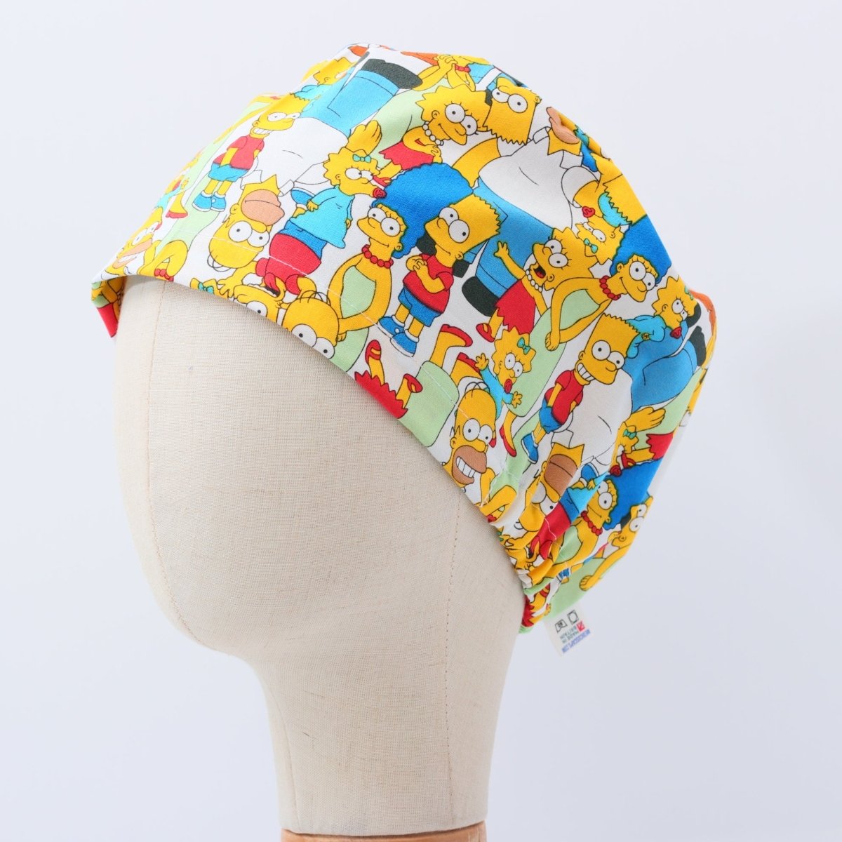 Gorro quirúrgico con multitud de la familia Simpsons de dibujos animados de televisión
