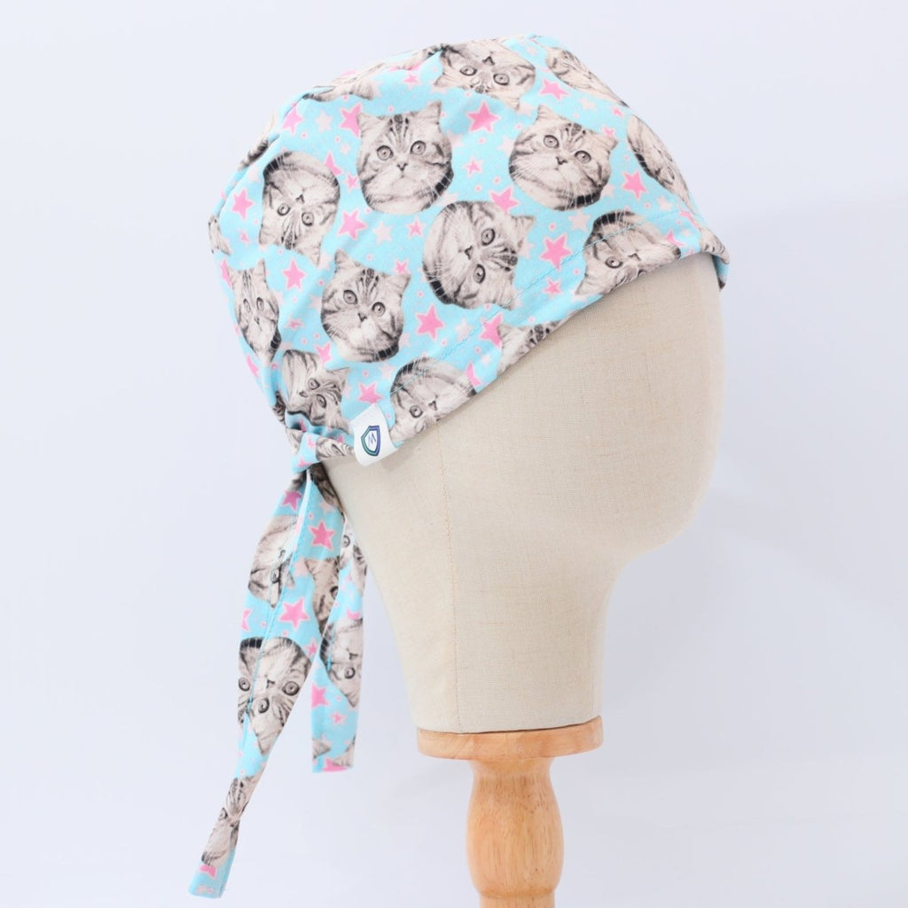Gorro quirúrgico con gatos y estrellas rosas