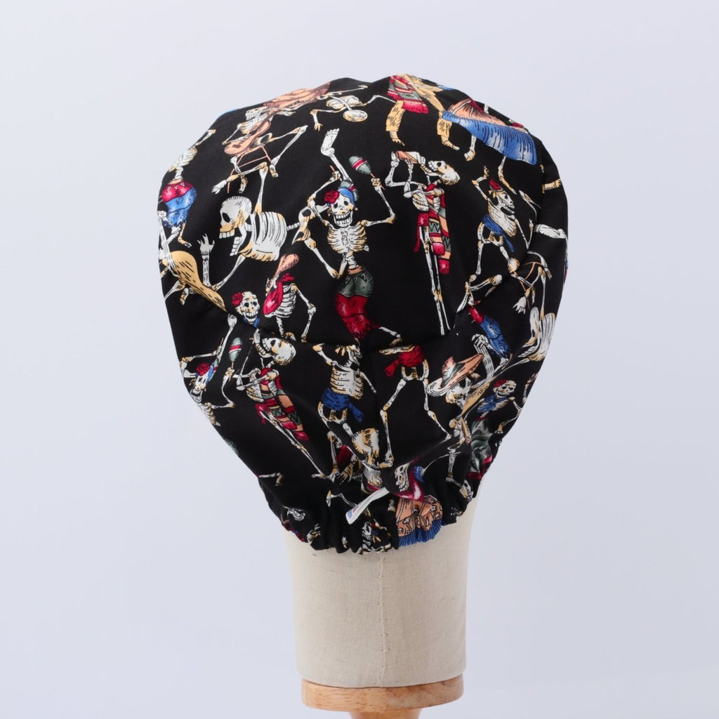 Gorro quirúrgico con esqueletos danzantes del Día de los Muertos