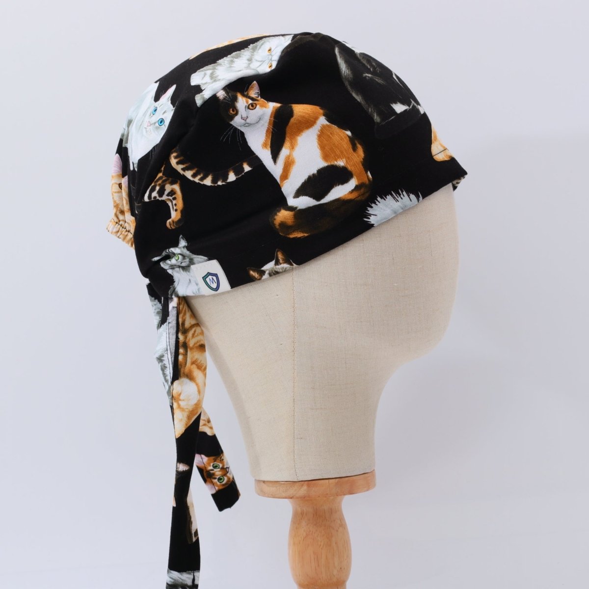 Gorro quirúrgico con gatos que miran desde lejos