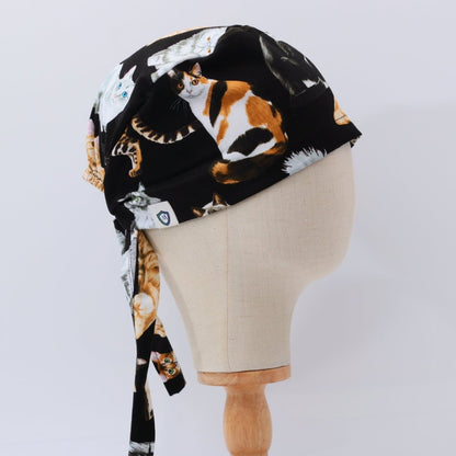 Gorro quirúrgico con mirada de gato desde lejos