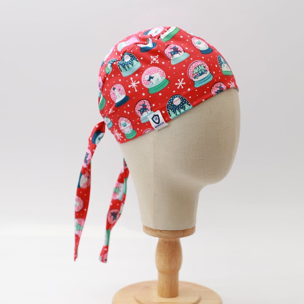 Gorro de quirófano rojo con bolas de nieve navideñas