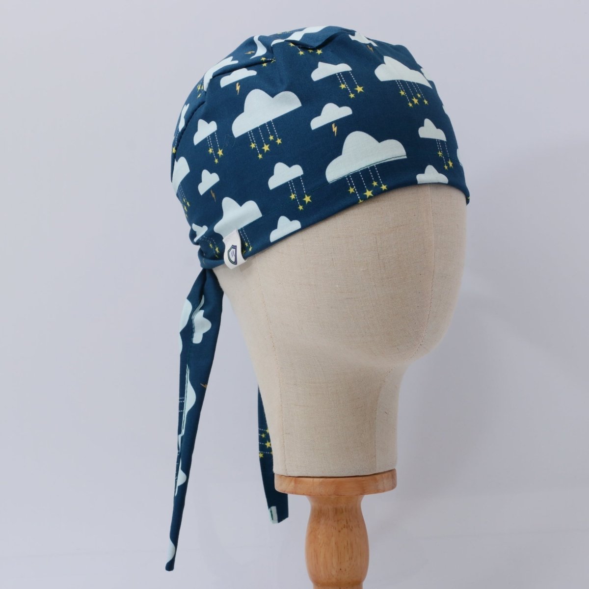 Gorro quirúrgico con nubes y estrellas