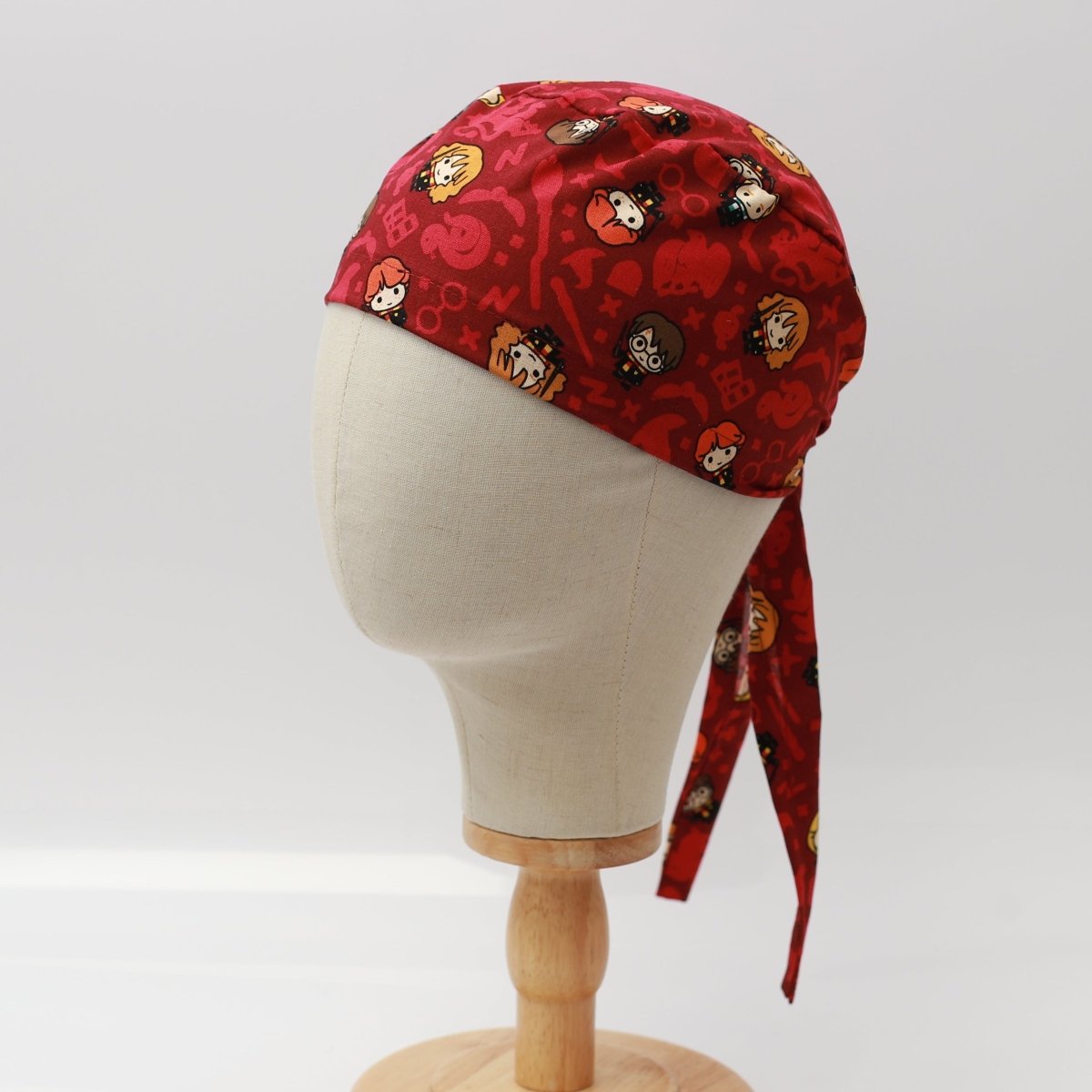 Gorro quirúrgico rojo con personajes kawaii de Harry Potter