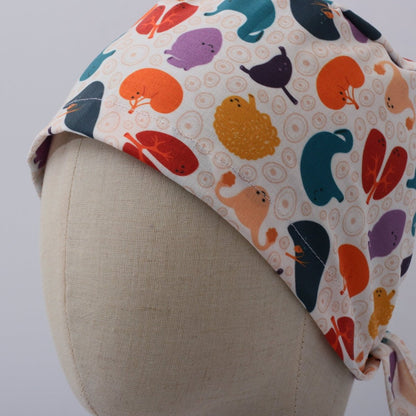 Gorro quirúrgico con órganos, corazones y riñones de colores