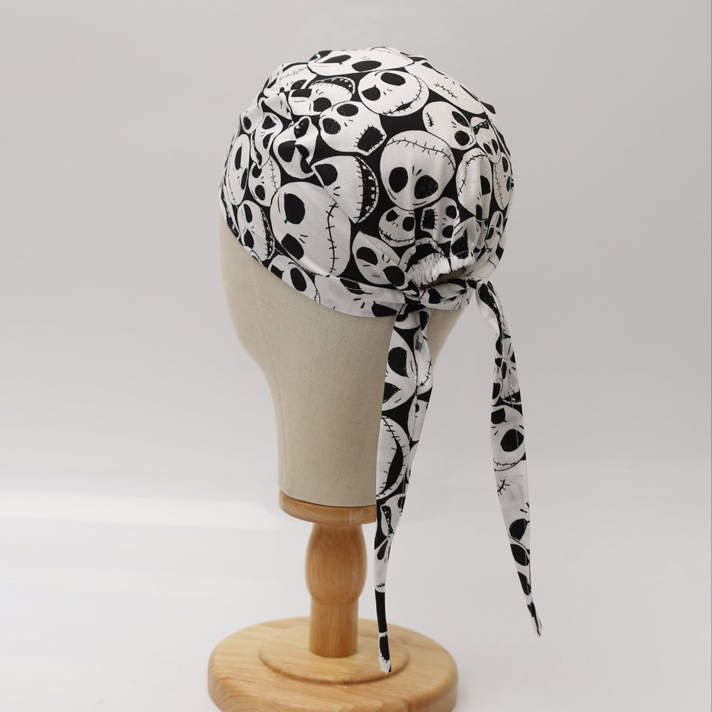 Gorra quirúrgica blanca con calaveras de Pesadilla antes de Navidad