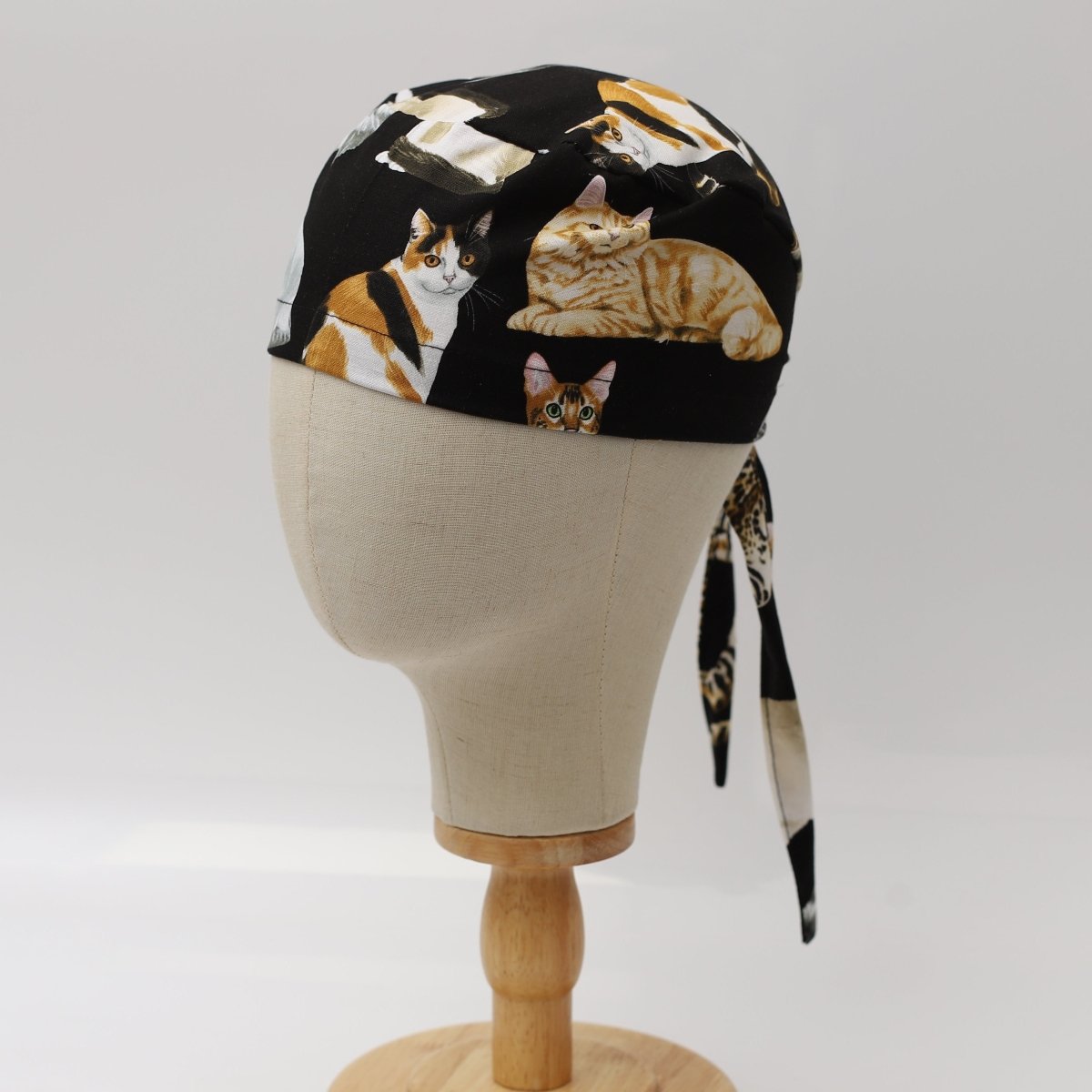 Gorro quirúrgico con gatos que miran desde lejos