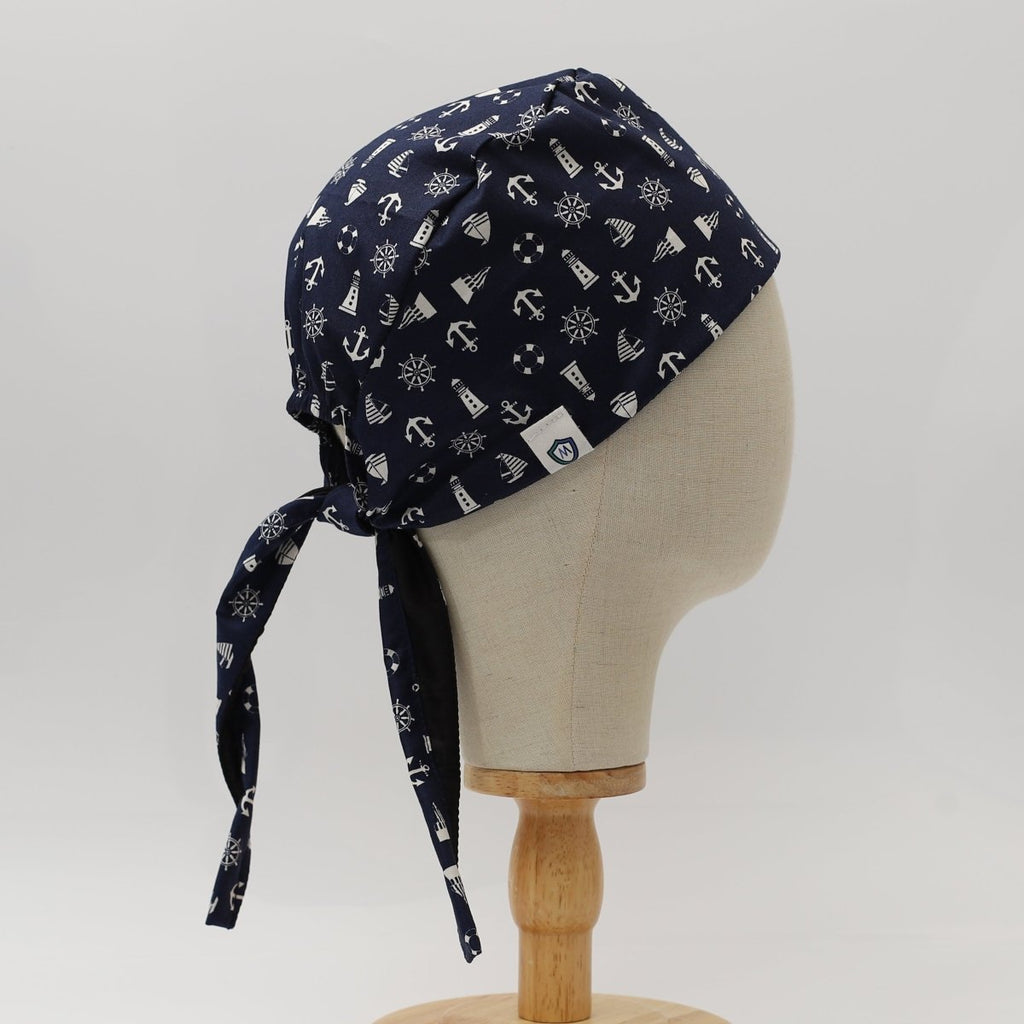 Faros y barcos náuticos en gorras de quirófano de la Marina