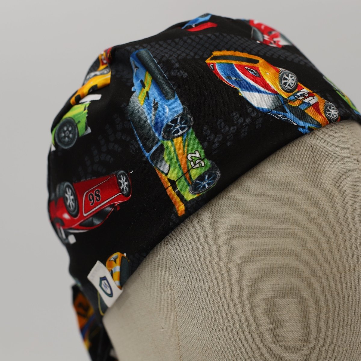 Gorro quirúrgico con diseño de coches de carreras y deportes de motor