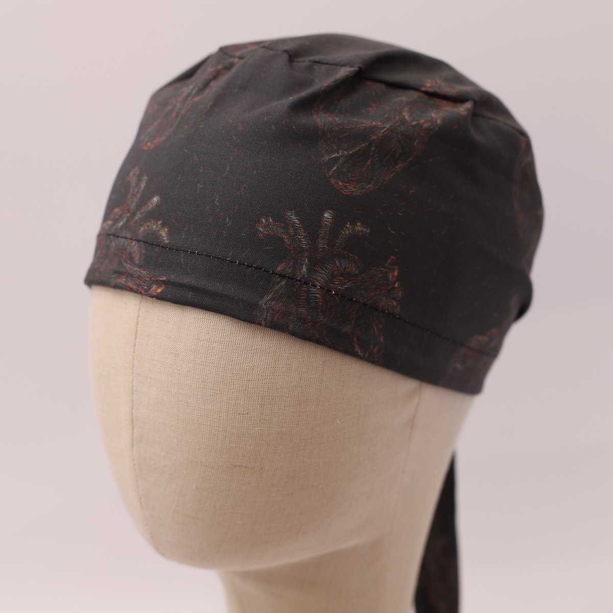 Gorro quirúrgico negro con corazón descolorido