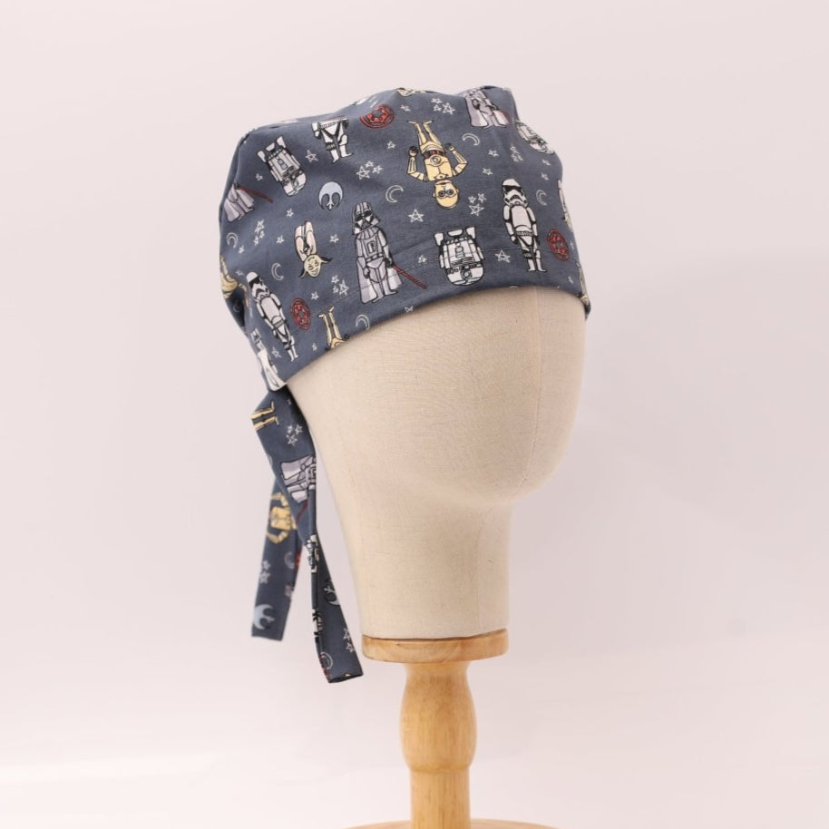 Gorro quirúrgico gris con personaje de Star Wars en la noche estrellada