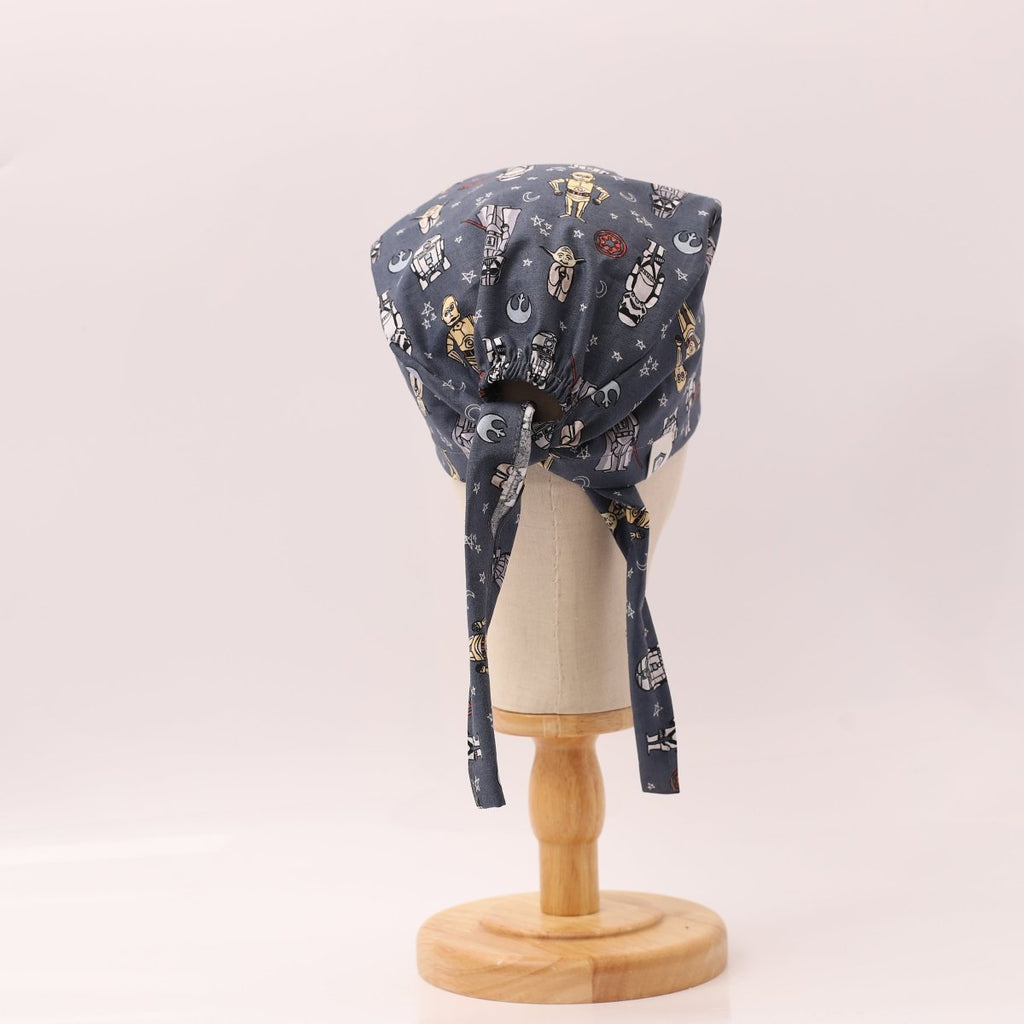 Gorro quirúrgico gris con personaje de Star Wars en la noche estrellada