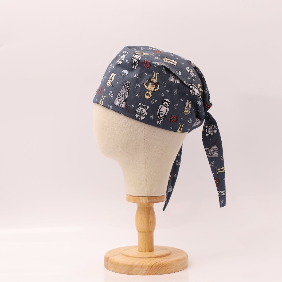 Gorro quirúrgico gris con personaje de Star Wars en la noche estrellada