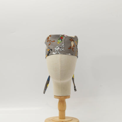 Mezcla de personajes de dibujos animados de televisión Looney Tunes en gorra de quirófano gris