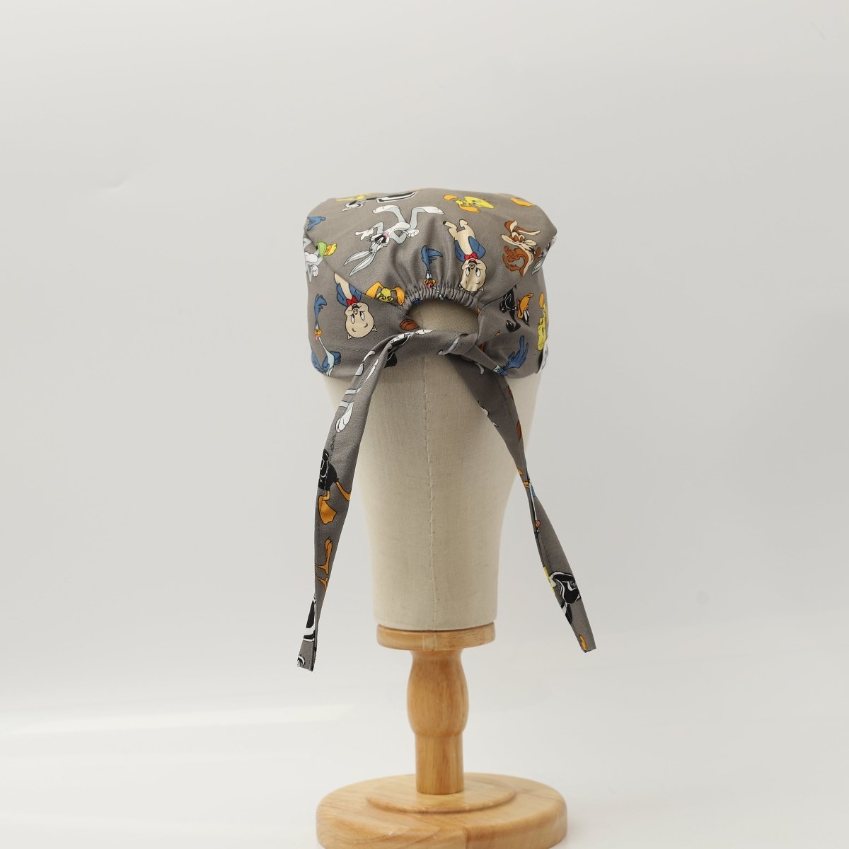 Mezcla de personajes de dibujos animados de televisión Looney Tunes en gorra de quirófano gris