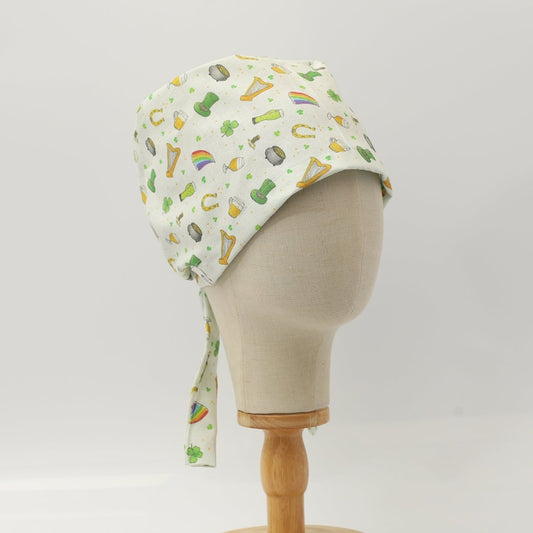 Gorro quirúrgico con adornos del día de San Patricio